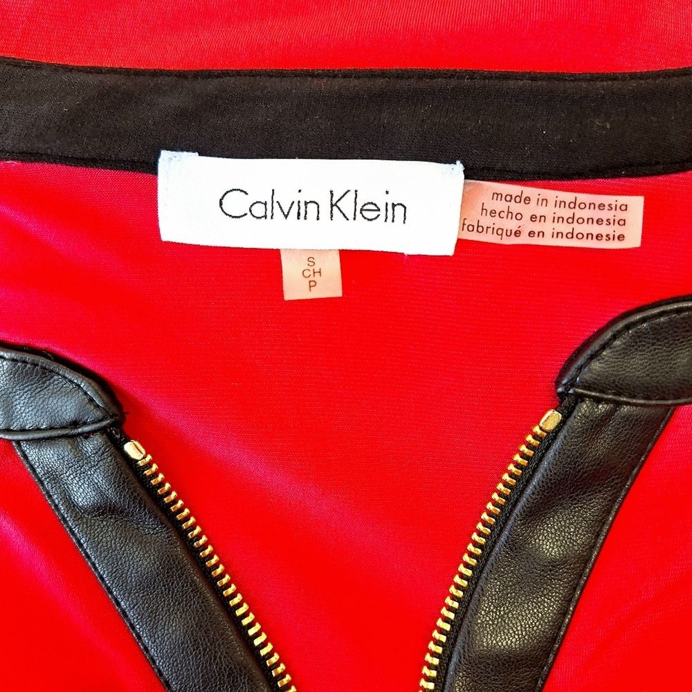 Calvin Klein Red Tunic Top w/Faux Leather Collar Gold Zip & 3/4 Tab Sleeves Sz S - Picture 4 of 7